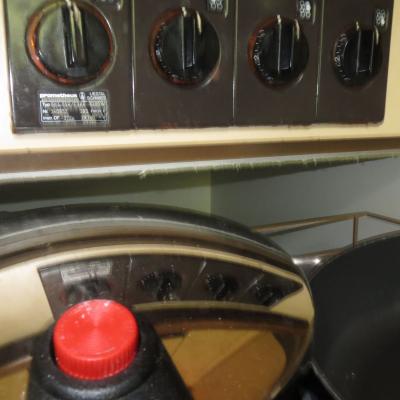 Photo Panneau léger contenant de l'amiante situé sous la cuisinière