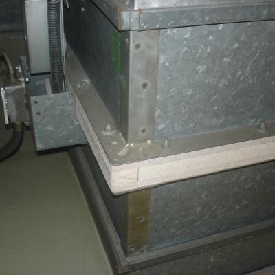 Leichtbauplatte zwischen Lüftungskanälen, Carbotech